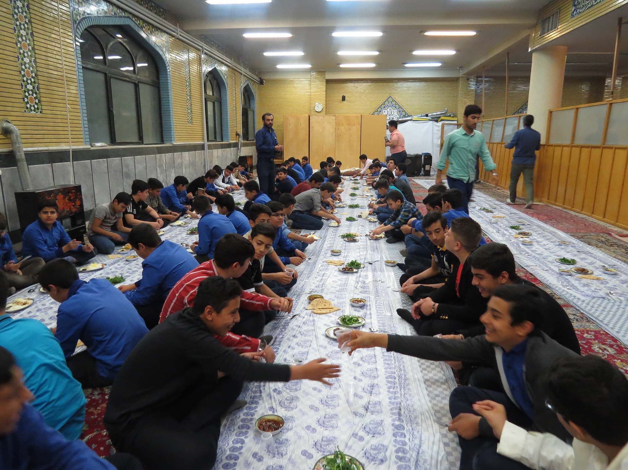 مراسم افطاری مدرسه